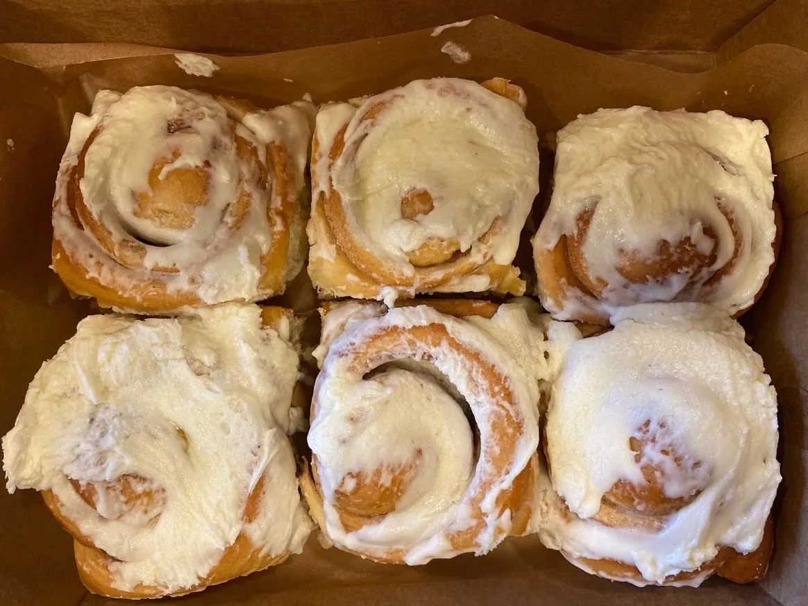 6 cinnamon rolls, overhead shot